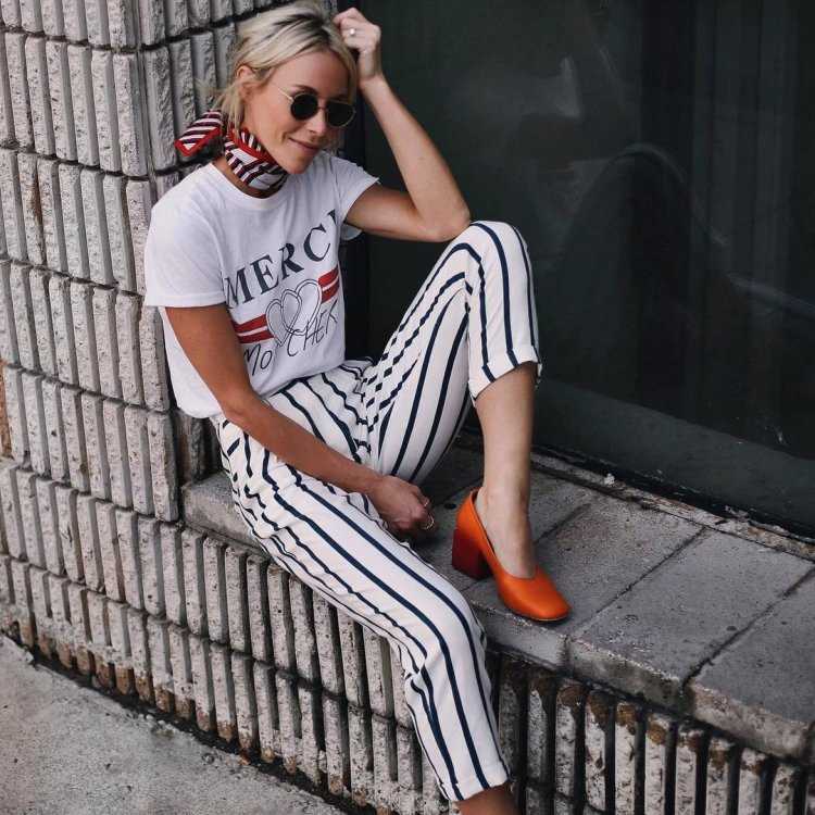 Жопа в полосатых штанах21