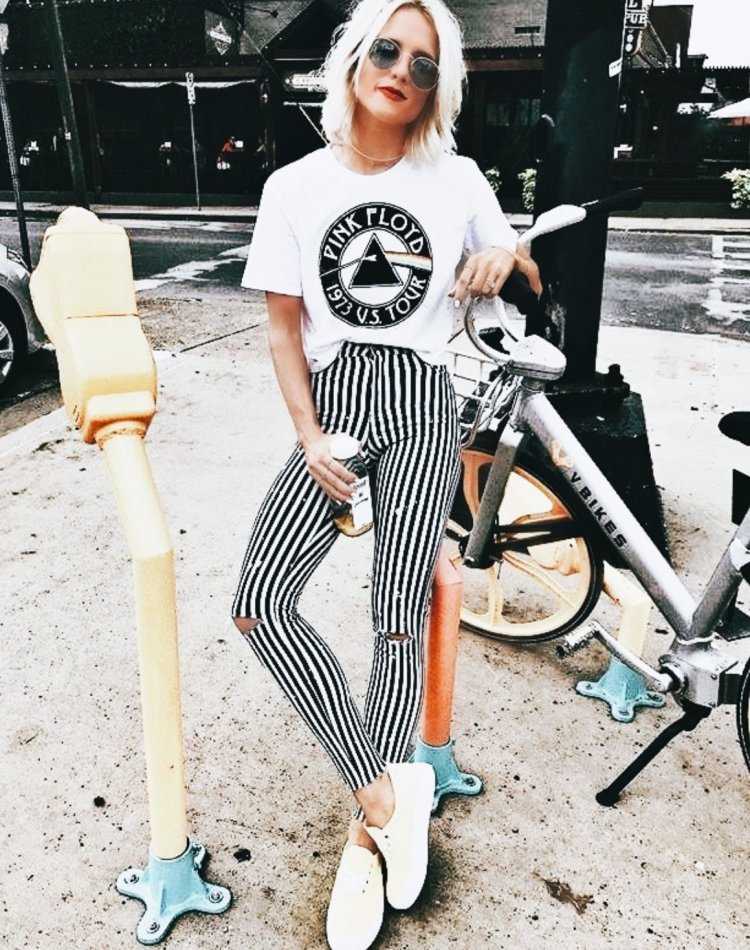 Персонаж в полосатых штанах