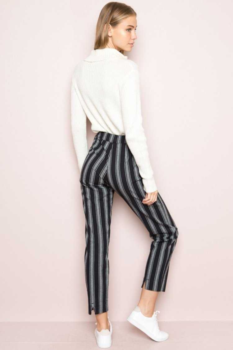 Девушка в полосатых штанах