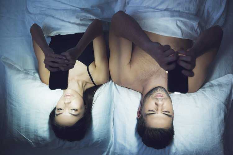 Мужчина и женщина лежат в кровати