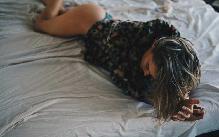 Растрепанные волосы в постели