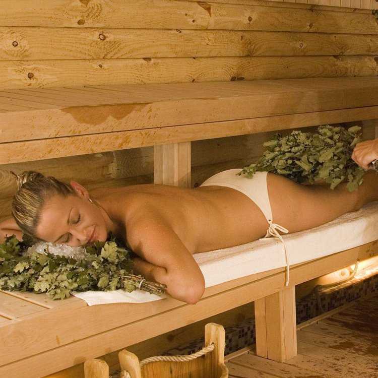 Женщины парятся в парилке