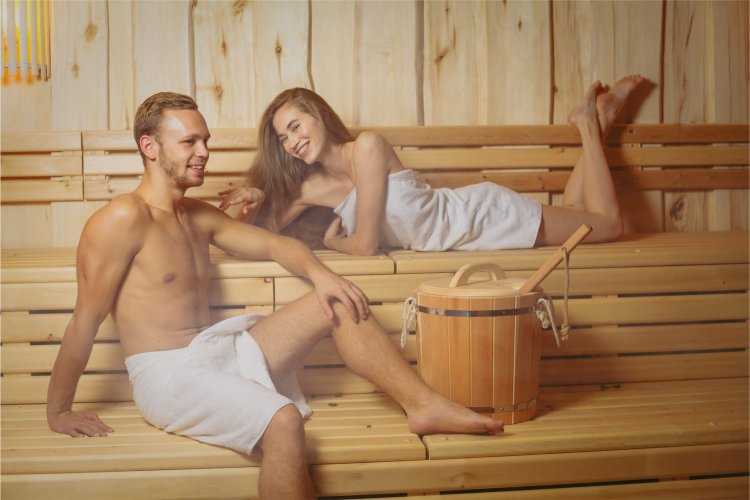 Парень и девушка в бане