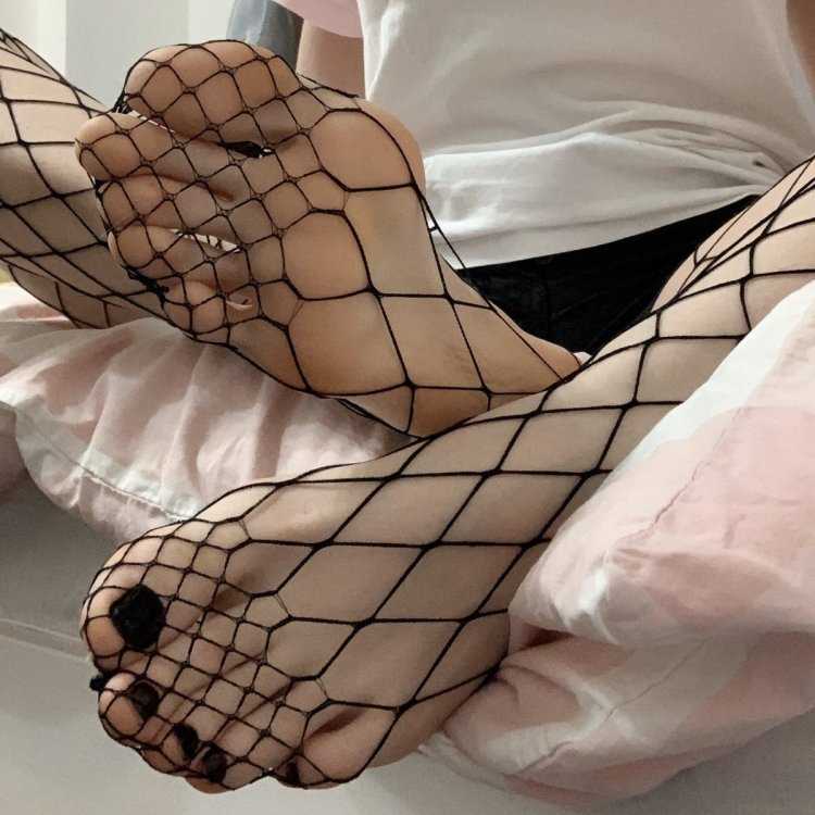 Стопы в Сетчатых Колготках, Приглашают к Нежности