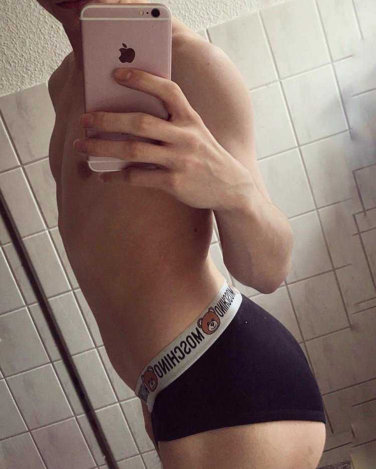 Селфи мужской попы