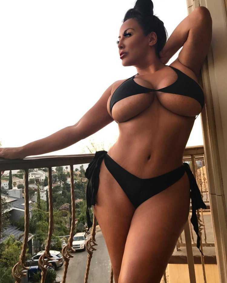 Amanda Elise Lee в платье