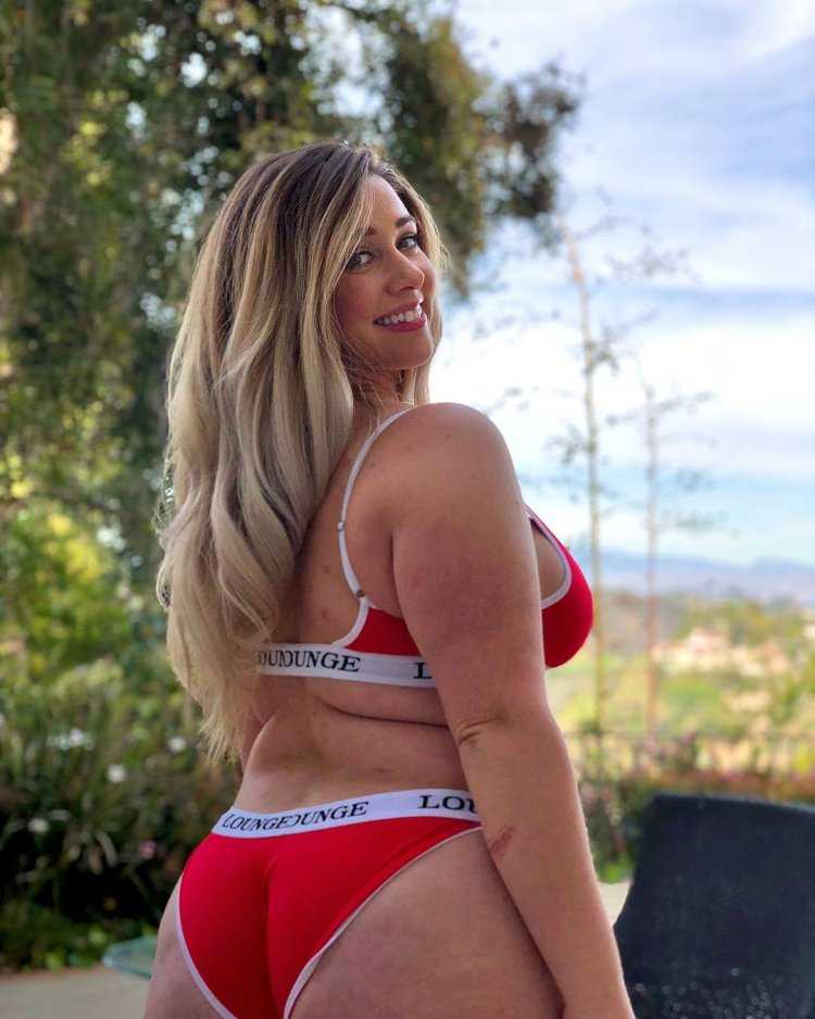 Анна Нистром в леггинсах