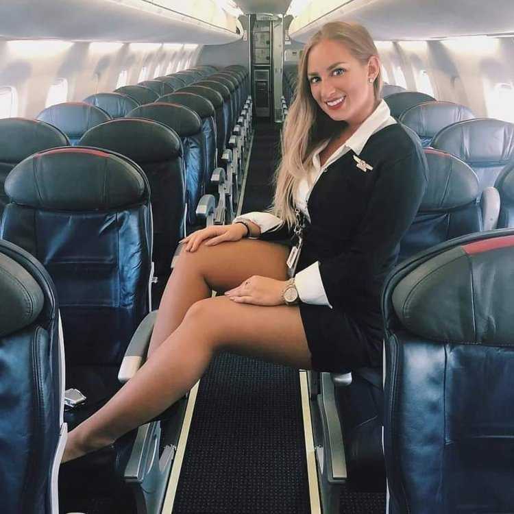 Рианнон Райдер стюардесса