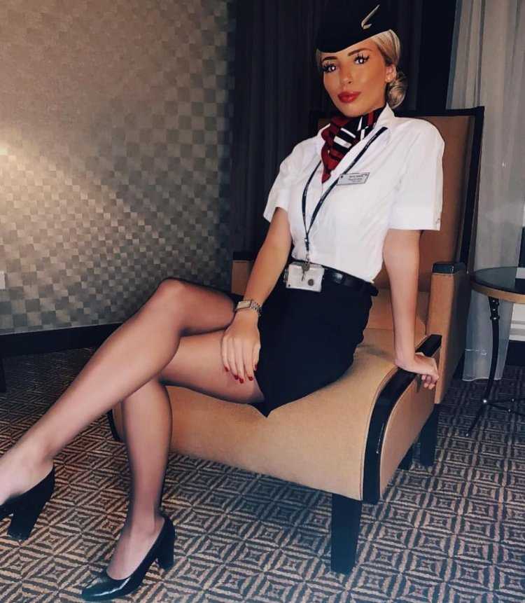 Стюардесса сервировочный столик в самолёте