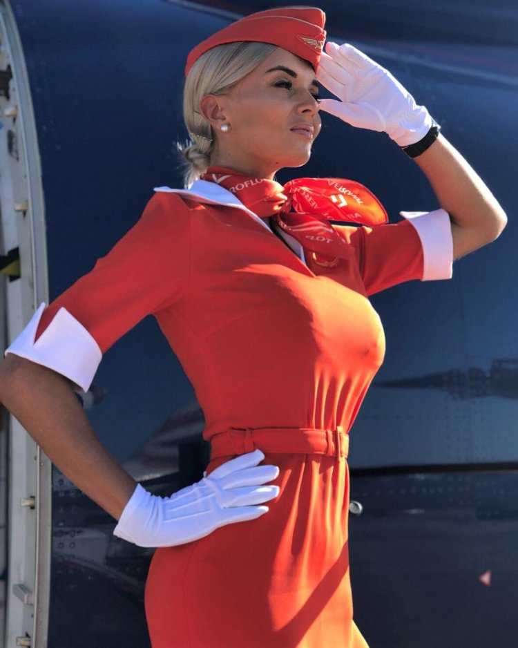 Даника Коллинз стюардесса