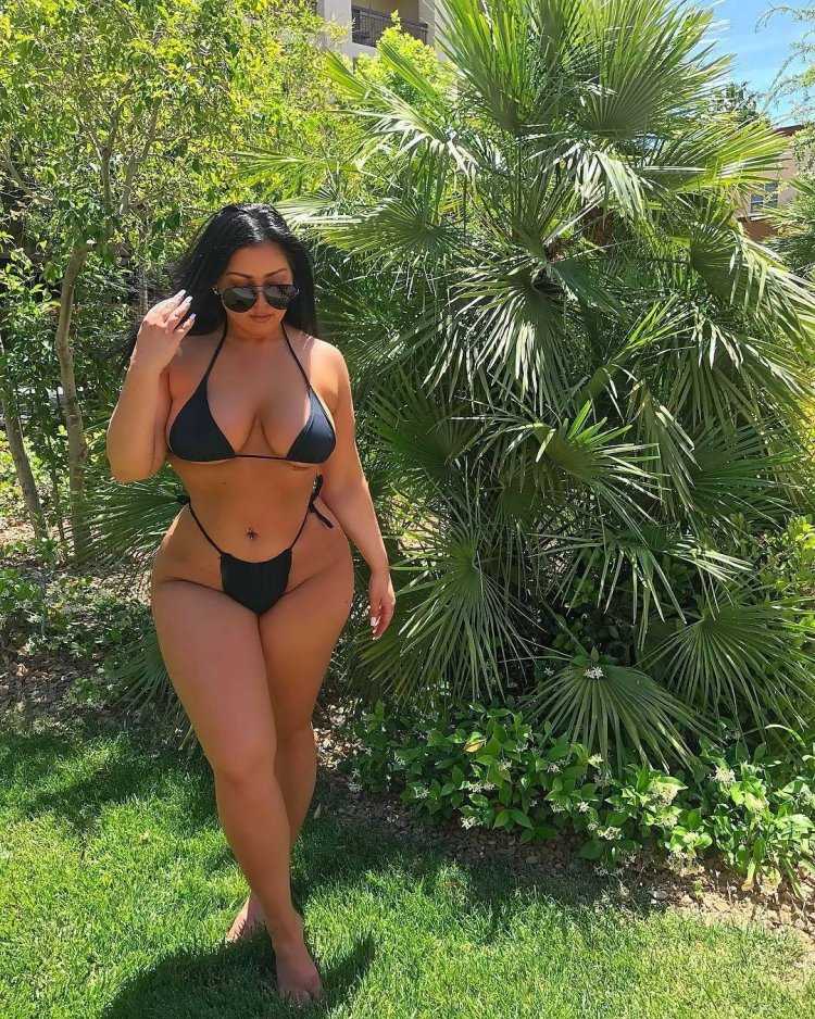 Пышная красота curvy Neybron James
