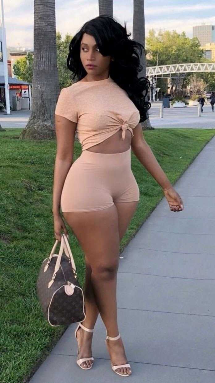 Огромные женские бедра