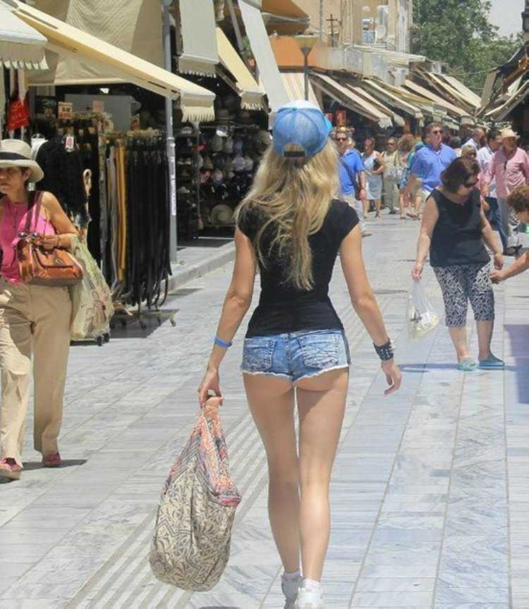 Грудастые на улицах городов