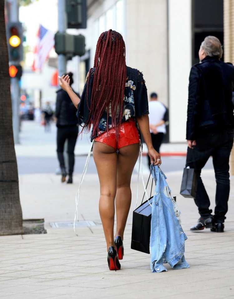 Девушки с оттопыренными попами