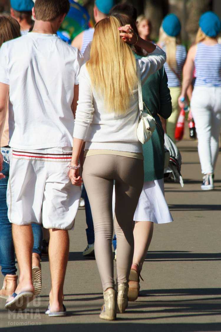 Девушки летом на улице