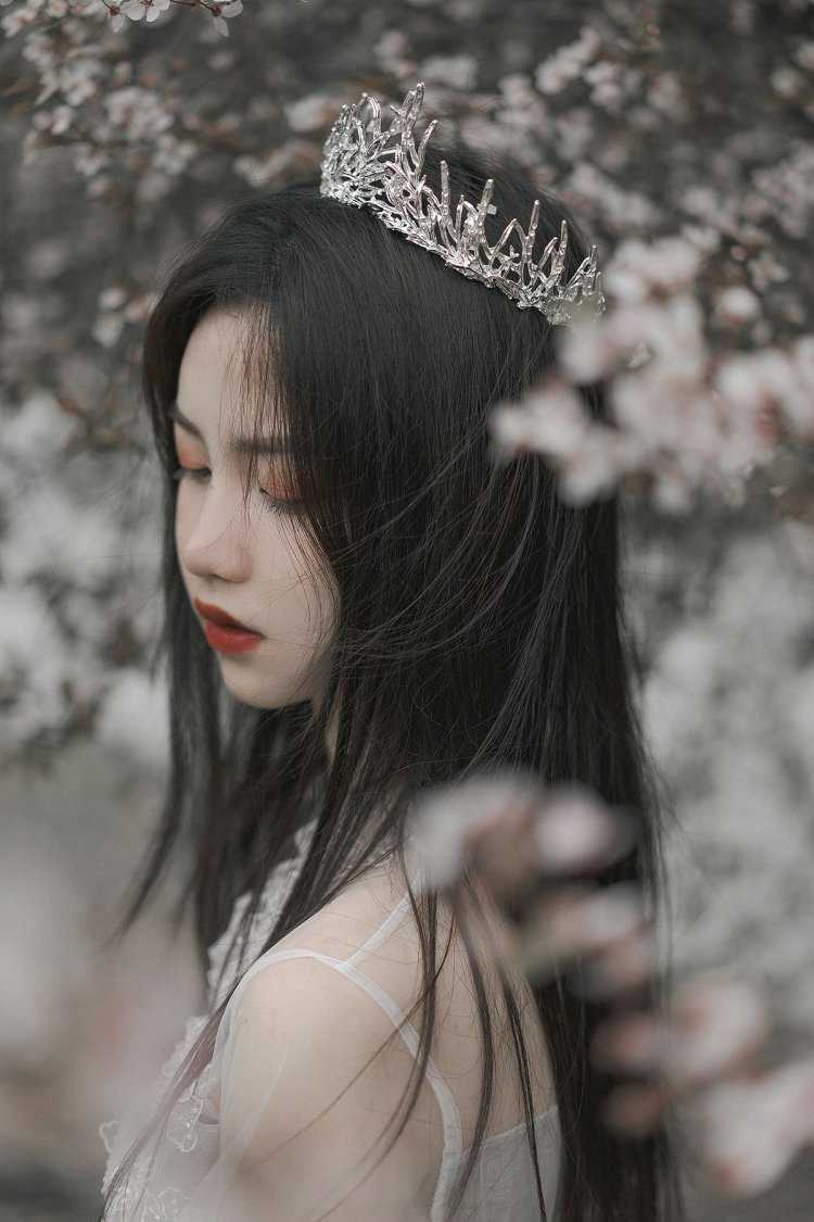 Корейский девушки с коронами