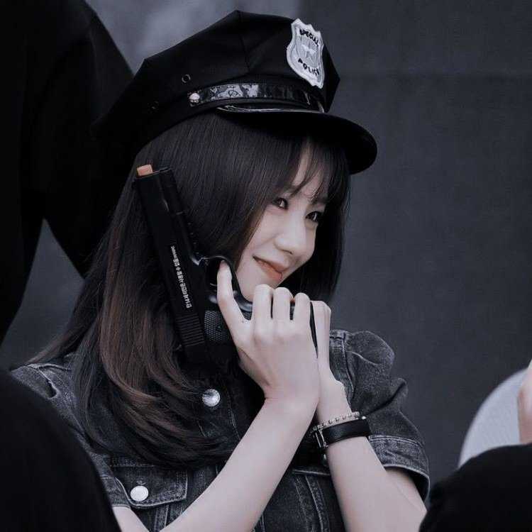 Дженни Ким в полицейской форме