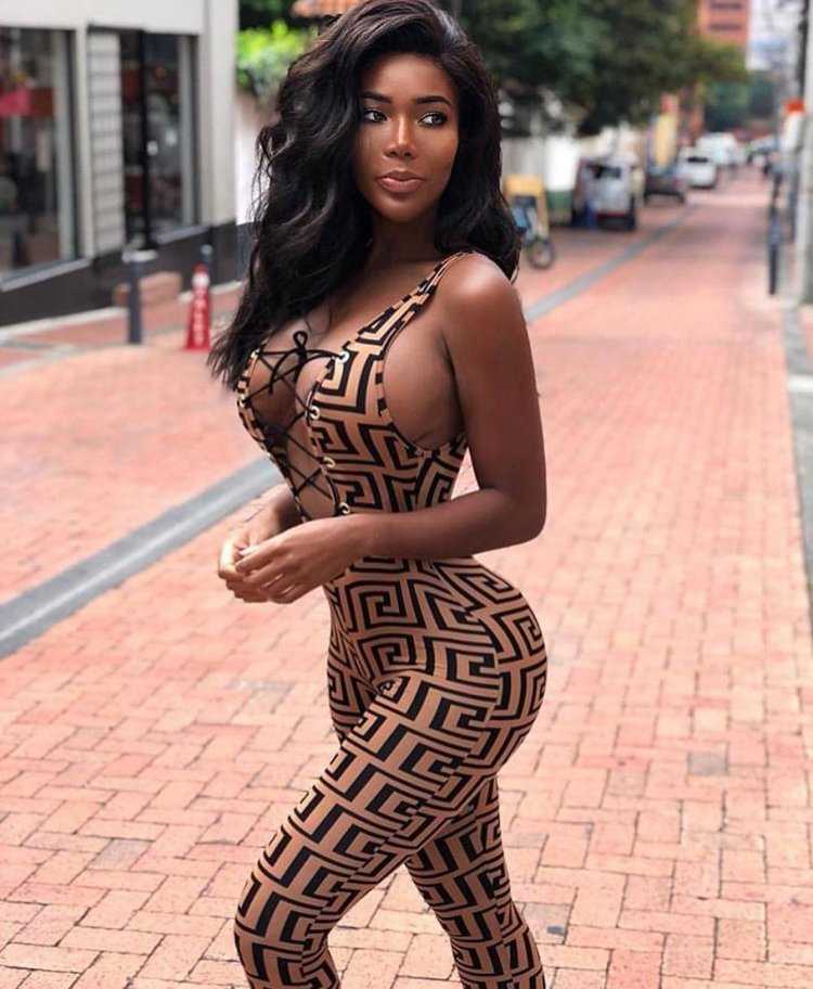 Африканские девочки в купальниках