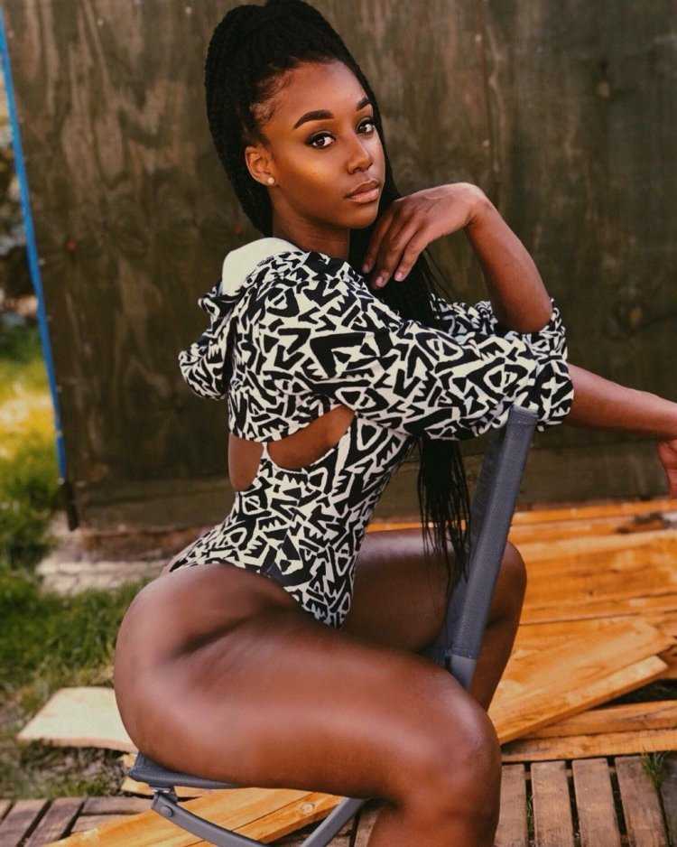 Бернис Бургос в бикини