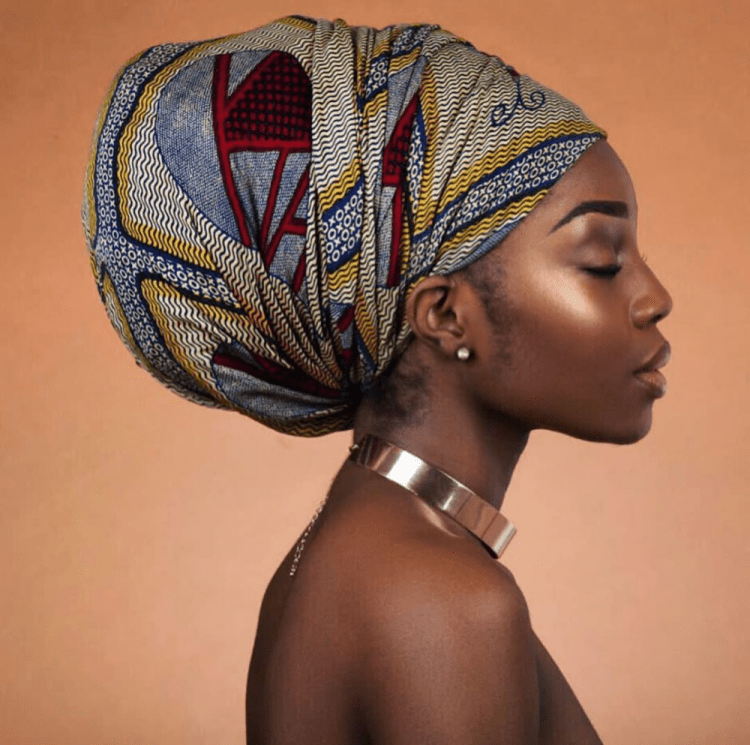 Девушки с повязкой на глазу темнокожие