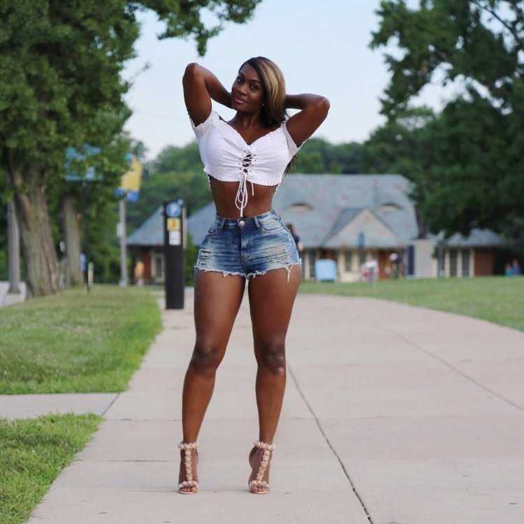 Темнокожая модель шуду Грэм