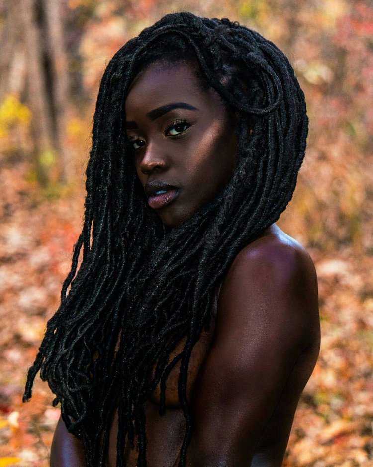 Девушка в черном