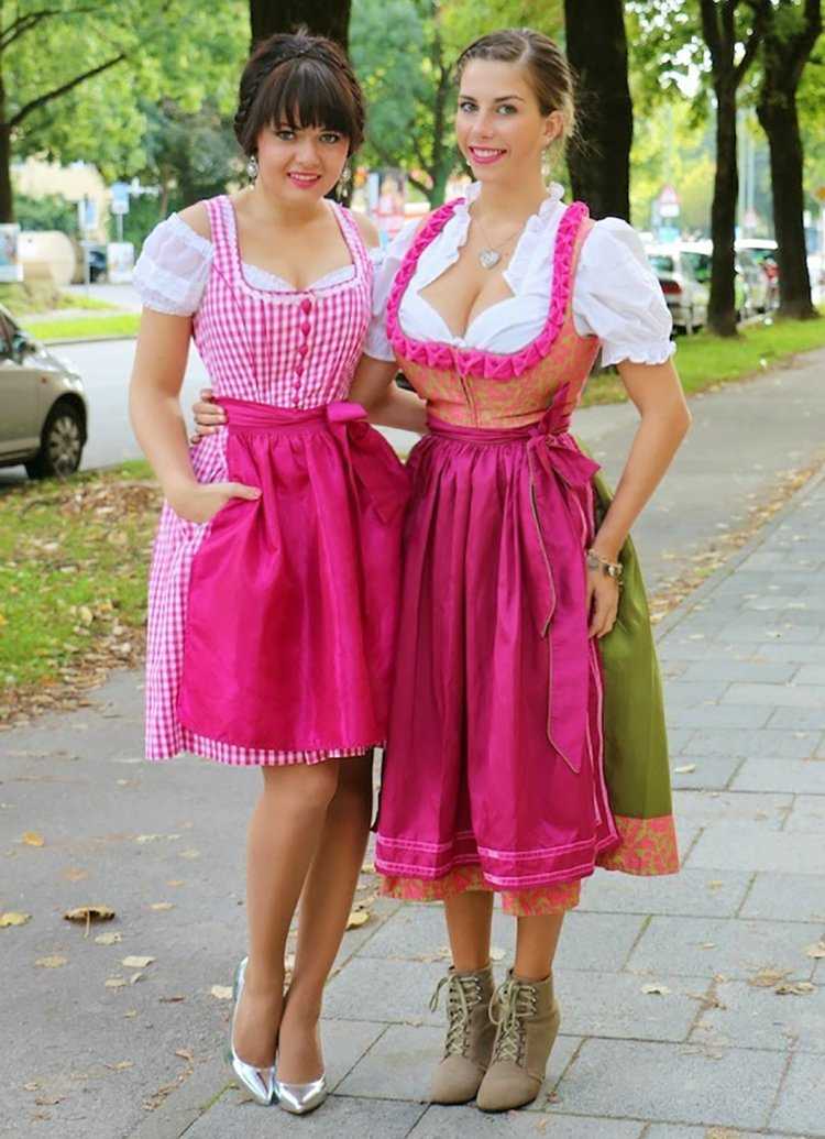 Англичанка девушка в национальном костюме