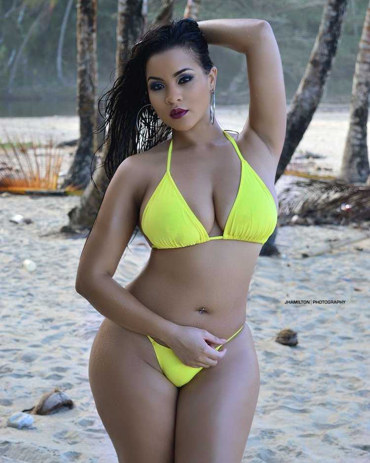 Джессика Бразил в купальнике