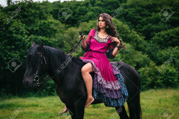 Красивая женщина на лошади