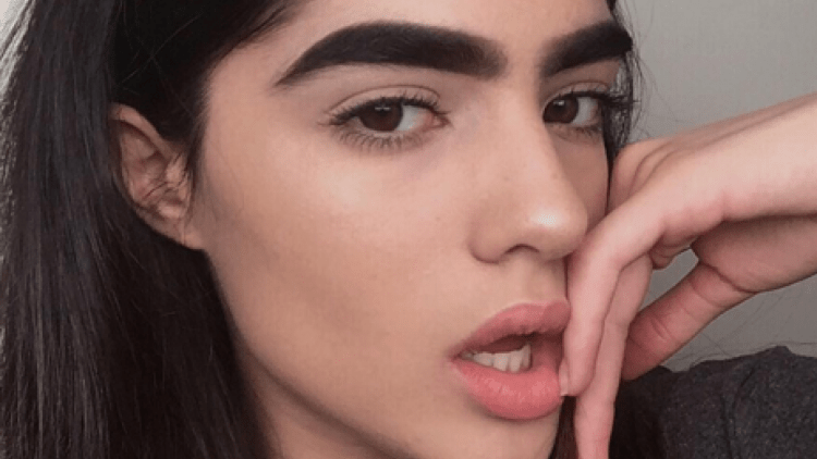 Женщина с широкими бровями