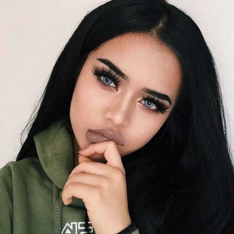 Брюнетка с черными бровями