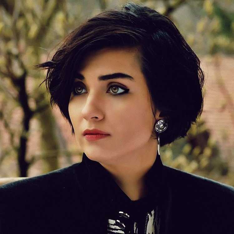 Туба Буйукустун с короткой стрижкой