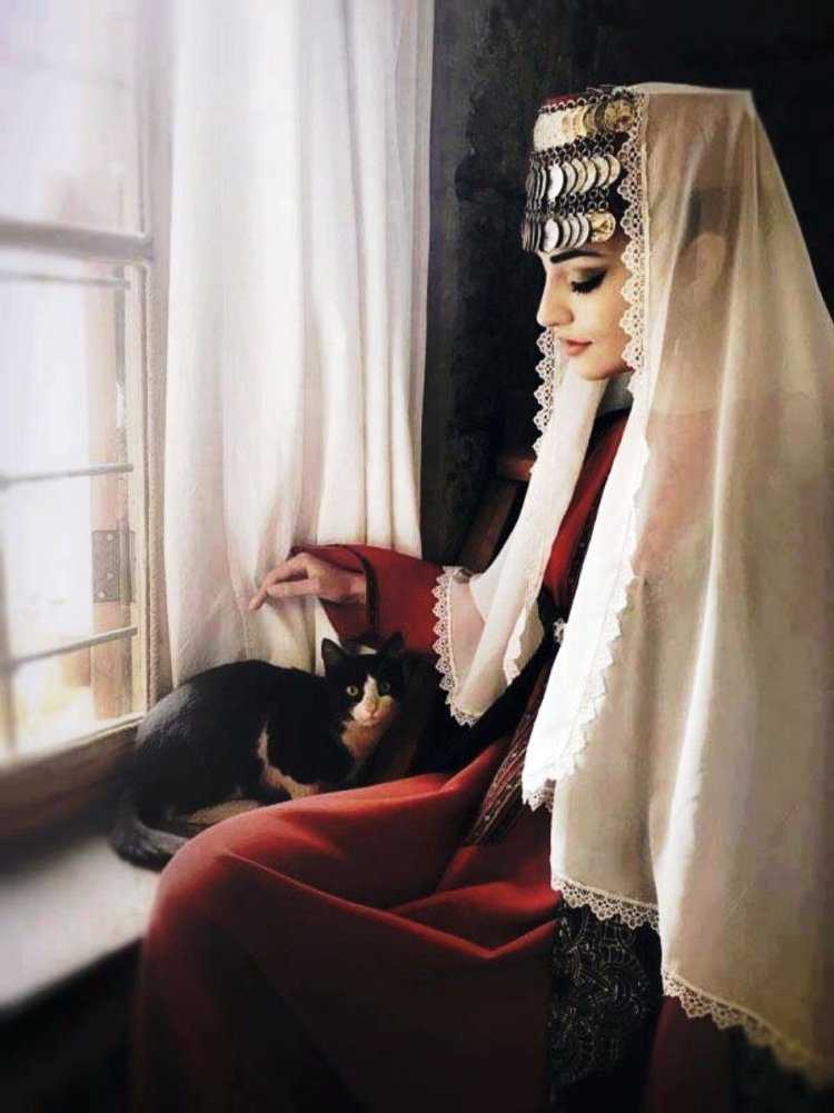 Армянская девушка в национальном костюме