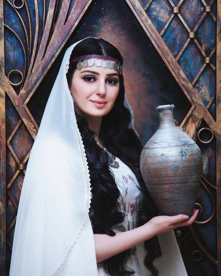 Иранская девушка в национальном костюме