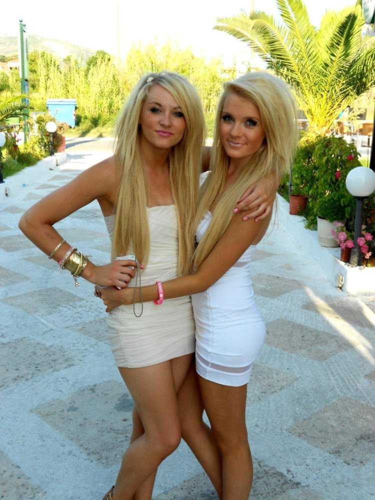 Красивые близняшки блондинки