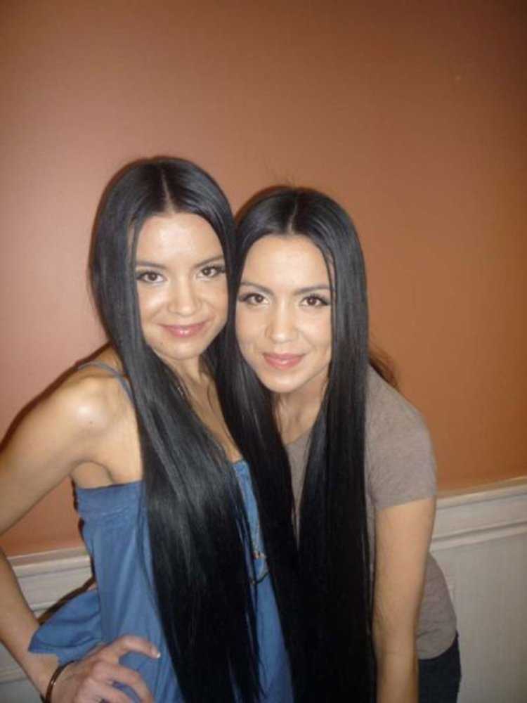 Девочки близняшки брюнетки