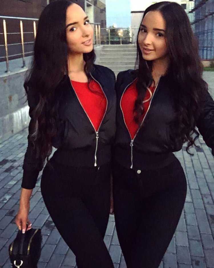 Близняшки брюнетки