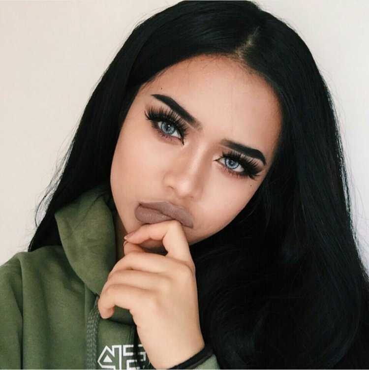 Брюнетка с черными бровями