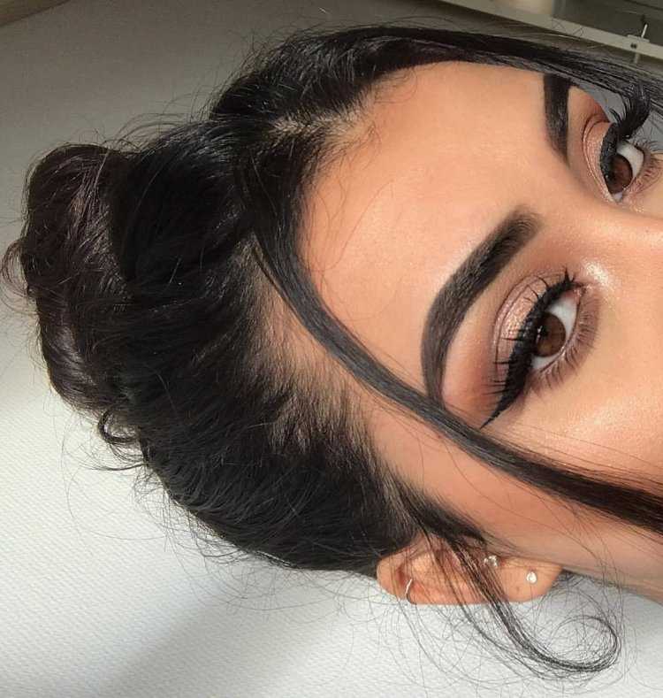 Брови черные