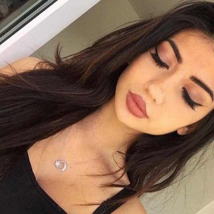 Брюнетки с красивыми губами