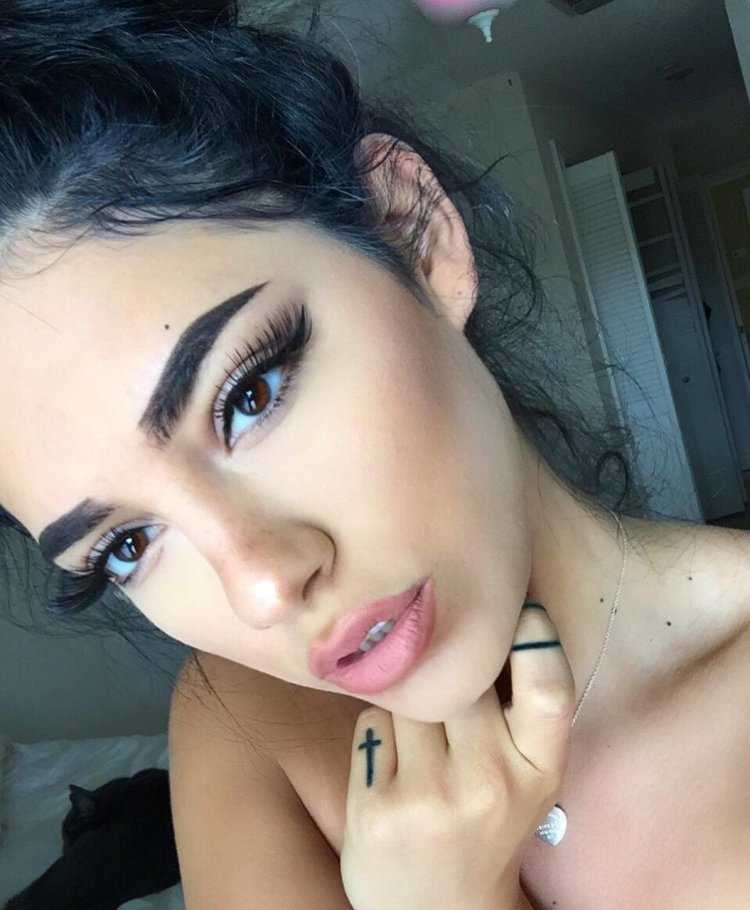 Девочки с красивыми бровями