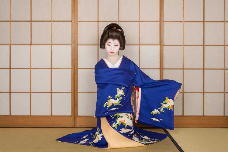 Девушка в синем кимоно