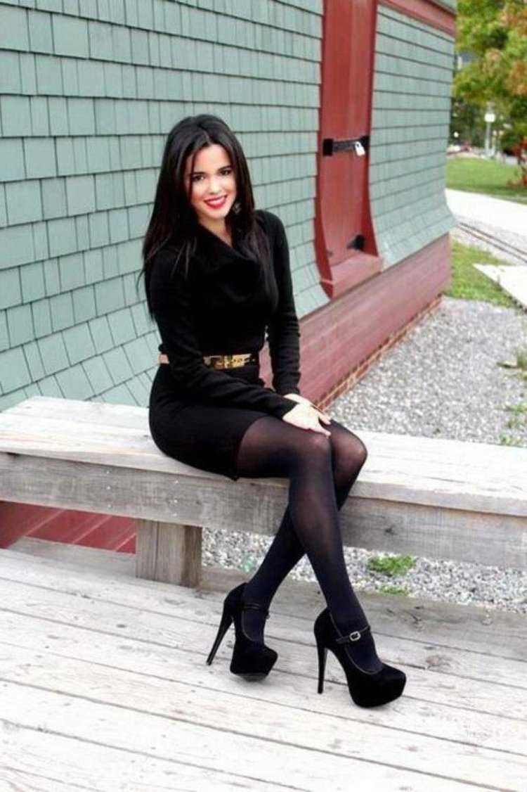 Русская брюнетка в мини