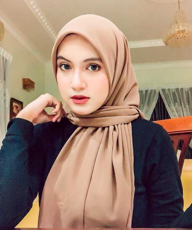 Дина Басаева в хиджабе