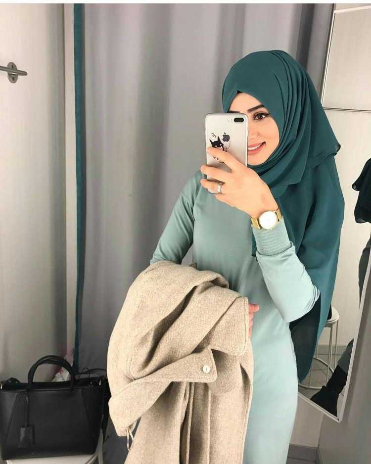 Девушки в хиджабе в кафе