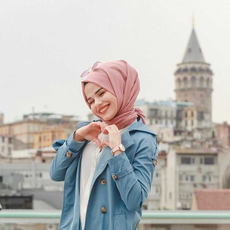 Девушка в хиджабе на улице