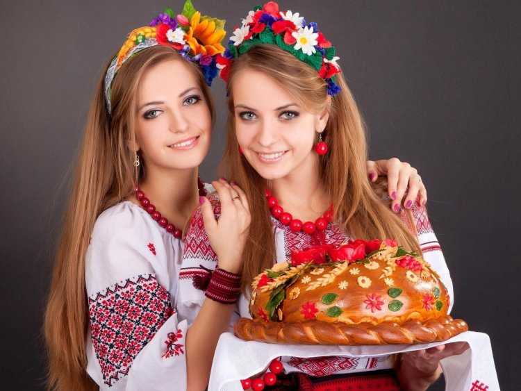 Русская красавица с хлебом и солью