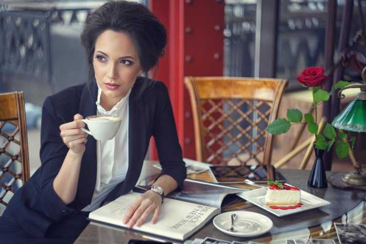 Красивые женщины за столом