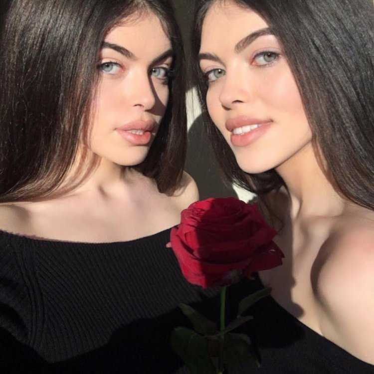 Красивые близняшки девушки