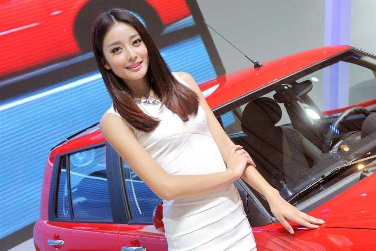 Китаянки на автосалоне